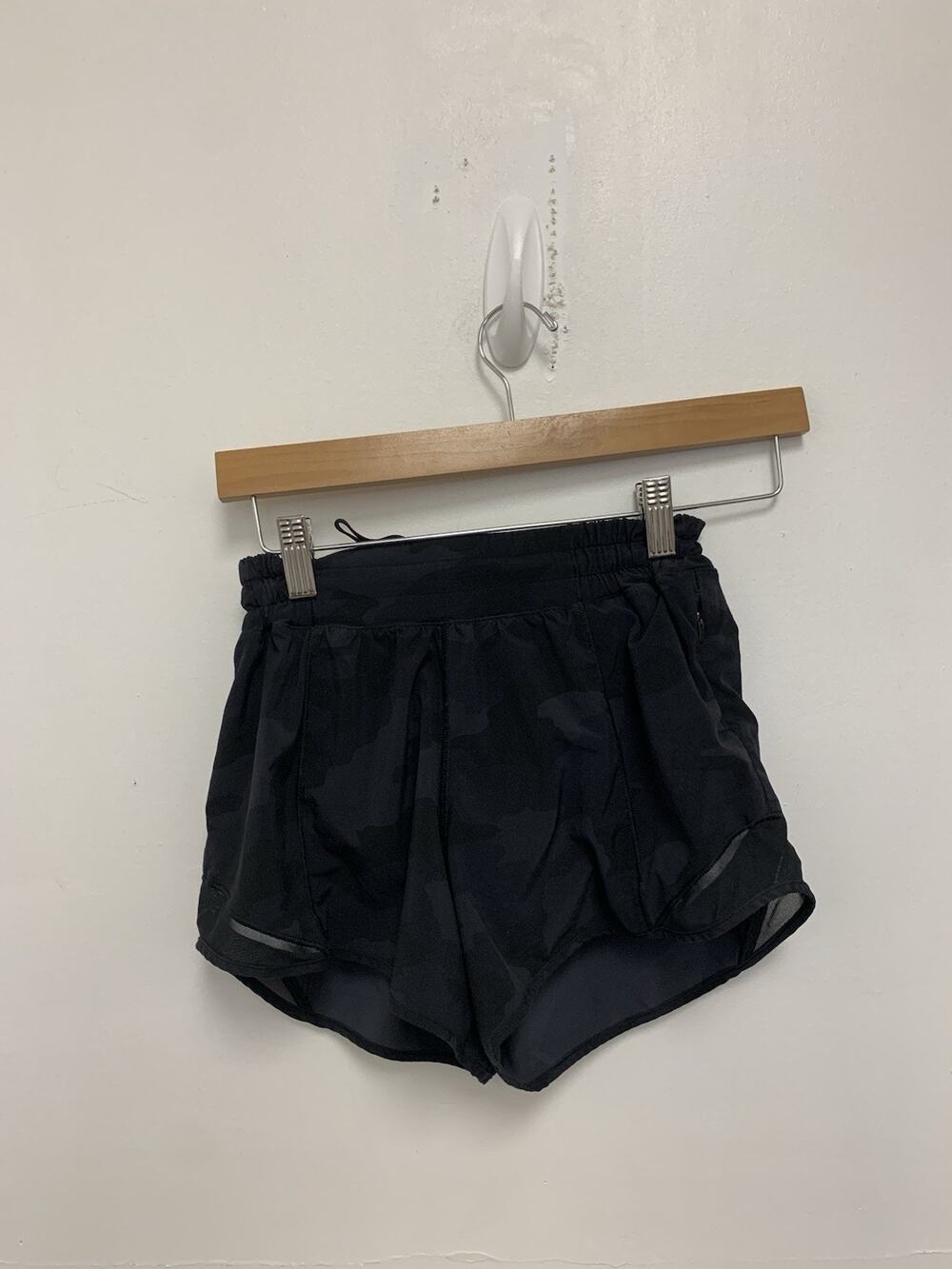 Lululemon Hotty Hot Shorts II Black Camo sz 4 LW7AVGT